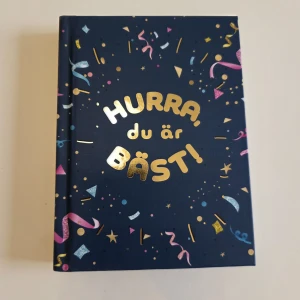 Hurra, du är bäst! - En peppig bok fylld med inspirerande citat och motton som ger dig energi, motivation och får dig att le. Perfekt för dig som vill boosta självförtroendet och drömma stort! Snygg design och färgglada sidor gör den extra rolig att bläddra i.
