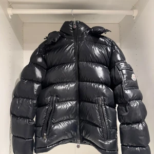 Moncler Maya  -   Moncler Maya!🙌🏻 Size 2 (fitsS/M) Skick: Mycket fint skick 9/10, Inga skador! Äkta såklart!! Hör av er..  Mvh 🤗