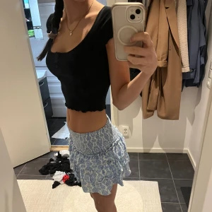 Svart U ringad topp - Fin mag tröja till sommaren eller med en snygg kofta över💞