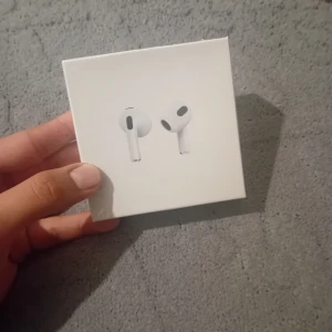 AirPods 3 - Säljer ett par helt nya Apple AirPods 3 i oöppnad originalförpackning. Trådlösa hörlurar med laddningsetui, utmärkt ljudkvalitet och smidig anslutning till Apple-enheter. Perfekt skick, ingen synlig skada eller slitage. Perfekt för musik, samtal och träning.
