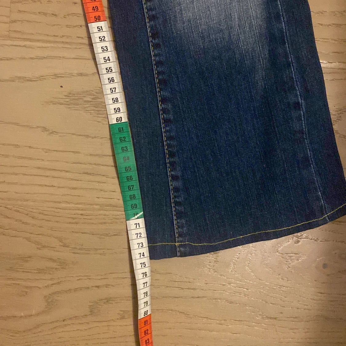 Blå bootcut jeans med slitna detaljer - 3