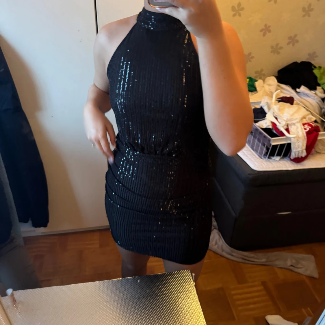 Svart glittrig halterneck klänning - 3