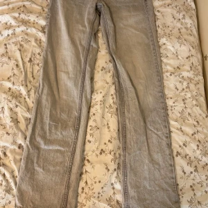 Zara lågmidjade jeans - skrolla ner för mått ‼️  för små på mig, de är mer baggy på någon som passar i strl 34 💕  inga större defekter, bara lite slitna från användning men det syns inte   measurements/mått: midja: 78 cm stuss: 96 cm grenlängd: 81 cm midjehöjd: 24 cm lårvidd: 47 cm benöppning: 37 cm total längd: 105 cm