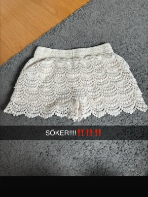 SÖKER!!!! - Jag söker sånna här ”virkade” spets shorts‼️ dom ska antingen vara vita, beiga eller svarta💞dom ska vara i strl XXS, XS eller S.  kommer max betala 60kr för dom, då dom flesta säljer dom rätt så billigt!!😍
