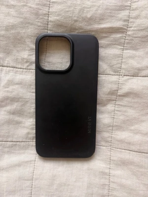IPhone 13 PRO, Svart mobilskal från Nudient - Snyggt svart mobilskal från Nudient med stilren design. Skalet är tillverkat i ett slätt och tåligt material som skyddar mobilen mot repor och stötar. Passar perfekt för dig som vill ha ett minimalistiskt och modernt utseende på din telefon. Passar till IPhone 13 PRO