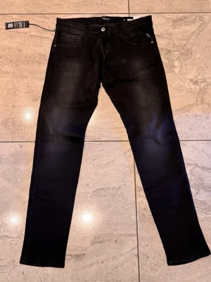 Svarta replay  - Säljer nu dessa riktigt feta replay jeansen. Helt nya o endast prövade. Varför jag säljer är för att jag inte tycker slim passar bra på mig. Igentligen skulle jag ha returnerat dem men jag glömde skicka dem så nu går det ej längre. Hör av er vid frågor eller mer! 