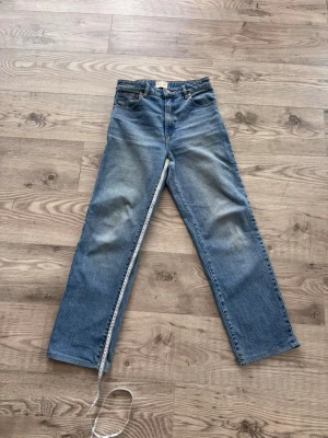 Blåa Abrand Jeans - Säljer ett par blåa Abrand jeans då jag inte riktigt passar i modellen och de är för stora. Modellen A94 High Straight i strl 28/AU 10, längden ses på bild. Inte använda på ett bra tag, men i väldigt bra skick. Meddela för frågor:)