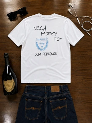 Vit t-shirt med Dom Perignon-tryck - Vit t-shirt i bomull med tryck på ryggen där det står 'Need Money For Dom Perignon' och en blå sköld. Klassisk passform och rund hals. Perfekt för dig som gillar statement-plagg och vill sticka ut.