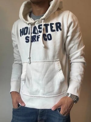 Vintage Hollister Hoodie - Riktigt najs Hollister Hoodie i bra skick, finns små fläckar se bild | Storlek S | Modellen är 175cm , 70kg 