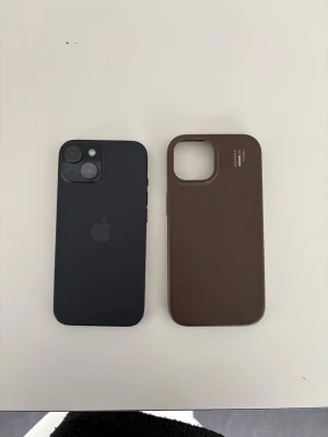 En ny iPhone 15 - Hej! Ja säljer min mobil, en iPhone 15 i ett superbra skick, det finns inga repor eller något tecken på skada! Den är i mycket gott skick. Pris går att diskutera, skriv vid fler bilder 