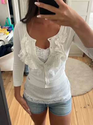 Hollister kofta  - Jättesöt Hollister kofta i storlek XS. Fläck (sista bilden) 
