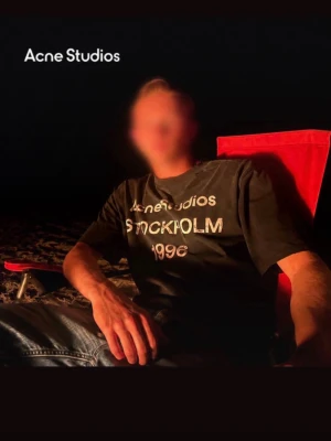 Acne Studios T-shirt - Dags att sälja min Acne-tröja!  Tröjan har använts till och från i ungefär ett år, men väldigt sparsamt. Den är endast tvättad två gånger, varav en gång nu innan den läggs ut.  Tröjan har inga hål, fläckar eller andra tecken på slitage, förutom detaljerna som ska finnas såklart 😉  Skick: 9/10  * Svarar snabbt! * Skickar snabbt!  Hör gärna av dig vid frågor eller funderingar 🕺
