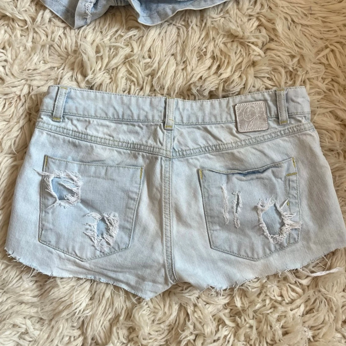 Ljusblåa lågmidjade jeanshorts  - 2