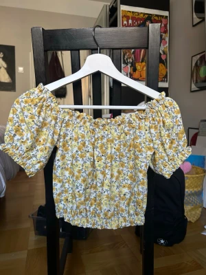 Somrig topp - Jättefint somrigt gult topp från GinaTricot! Är en crop top som ska sitta som off shoulder. Har band och är stretchig så den ser mindre ut än vad den faktiskt är! Använd typ en gång 💛💛💛