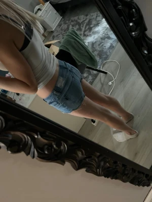 Blå jeansshorts  - Säljer ett par klassiska blå jeansshorts. Shortsen har låg midja och är tillverkade i denim med en avslappnad passform. Perfekta för varma dagar och enkel att matcha med olika toppar. Jag har gjort om dom själv till shorts så innan va dom 28/32 vilket är som S. Pris kan diskuteras!❣️