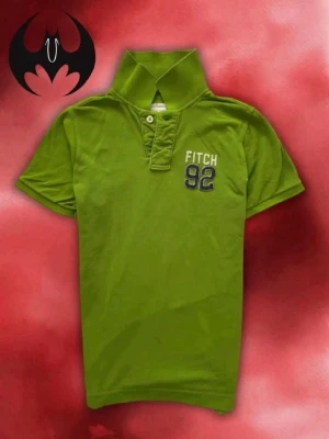 Vintage Abercrombie & fitch short-sleeved polo shirt  - Säljer denna sällsynta och eftertraktade Abercrombie & Fitch pikétröja shirt | Bra skick, en liten röd fläck på baksidan | Size M | Längd: 68cm Bröstvidd: 52cm | Skyltdocka: M - 48 cm axlar, 75 cm midja | Lägg endast bud med avsikt att köpa nu, inga fördröjning!