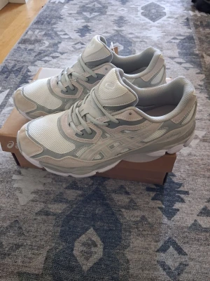 Asics gel nyc  - Helt nya. Storlek 44. Box medföljer 