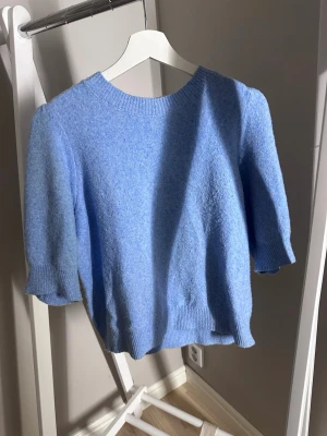 Kortärmad blå stickad tröja med puffärm - Blå kortärmad stickad tröja, från vero Moda i storlek M