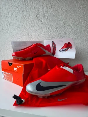Nike Mercurial Vapor V FG - New with Box Skick: 10/10 Storlek: 44,5 Produktkod: 354555-851 