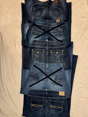 Detaljerade snygga jeans. Säljs separat (Olika storlekar) - DESSA SÄLJS SEPARAT PÅ MIN PROFIL💕Säljer ett gäng snygga blå jeans i olika tvättar storlekar och modeller. Ni hittar varje par separat på min profil! Alla har snyggadetaljer på bakfickorna, och broderier! Det är olika längder och storlekar så be gärna om mått! Pris: 389-436💕Olika märken som ”Abercrombie & Fitch, One love denim, pepe jeans, M.O.D, Amor, Trust & Truth”.  