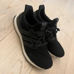 Adidas Ultra boost svart - Storlek 44, inte så använd. Inget är trasigt. Pris kan diskuteras. Låda finns.