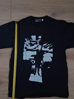 Svart t-shirt Enfants Riches Déprimés - Svart t-shirt från Enfants Riches Déprimés med vit grafisk print framtill. Klassisk rund hals och korta ärmar. Perfekt för dig som gillar edgy och unik streetwear. Tillverkad i mjuk bomull för skön känsla hela dagen. Sitter bra på mig är 173cm 