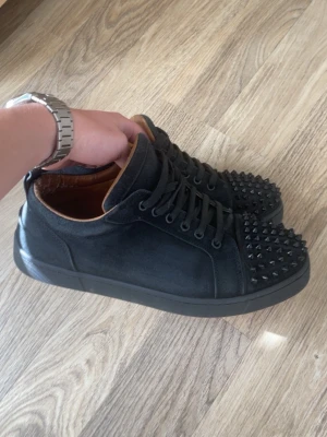 Svarta loubs - Är använda men fortfarande i väldigt bra skick. Skriv om ni har frågor :)