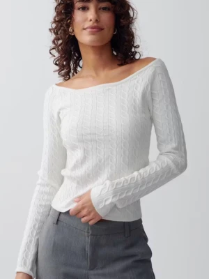 Vit kabelstickad off shoulder-tröja - Säljer en vit kabelstickad tröja med off shoulder-ringning och långa ärmar. Tröjan har en smickrande, kroppsnära passform och ett klassiskt flätmönster. Perfekt för dig som gillar stilrena och trendiga plagg i mjukt material.