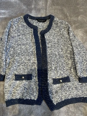 Grå kofta med blå detaljer - Super fin & unik kofta. Den har trekvarts ärmar och superfina fickor, passar storlek XXS/XS/S. säljer pga att den knappt kommer till använding tyvärr!💕