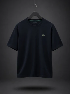 Svart t-shirt från Lacoste - Klassisk svart t-shirt från Lacoste med rund halsringning och korta ärmar. Diskret Lacoste-logga med krokodil på bröstet. Perfekt basplagg i mjuk bomull som passar till allt.