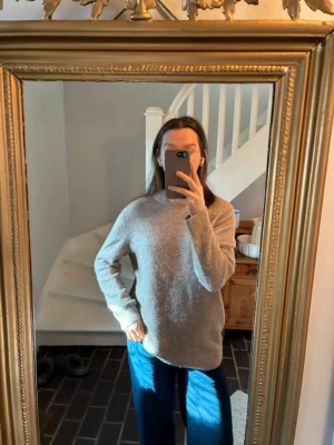 ARKET - stickad tröja i alpackaull - Mysig beige stickad tröja med avslappnad passform och rund hals från ARKET. Tröjan har långa ärmar och ribbade muddar vid hals, ärmslut och nederkant. 