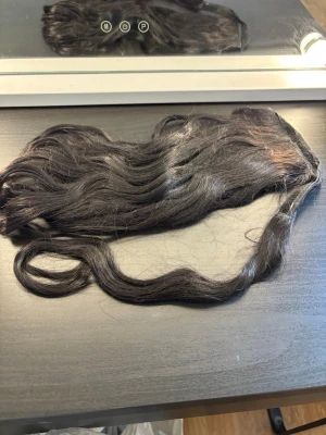 Ponytail vågig - Säljer en svart hårdel med vågigt löshår. Perfekt för att snabbt fixa längre eller fylligare hår. Hårdelen har en naturlig glans och fästs enkelt i ditt eget hår. Passar dig som vill ha en förändring utan att färga eller klippa. 40cm lång knappt använd.