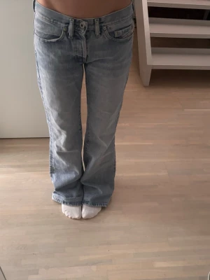 Ljusblå jeans från diesel  - Säljer ett par ljusblå jeans med klassisk femficksmodell och låg midja. Jeansen har en avslappnad passform och är tillverkade i denim med lätt tvättad look. Perfekta för coopenhagen stilen🤍Perfekt skick säljer då de är för stora för mig