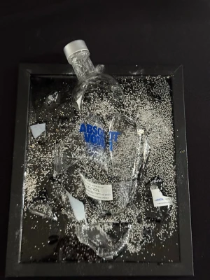 Handgjord Epoxy Tavla – Krossad Vodkaflaska - Handgjorda epoxy-konsttavlor med 3D-effekt  • Krossad vodkaflaska i epoxy  Unika konstverk, perfekta som inredningsdetalj eller present. Säljs styckvis eller tillsammans. Skickas väl emballerade eller hämtas enligt överenskommelse.