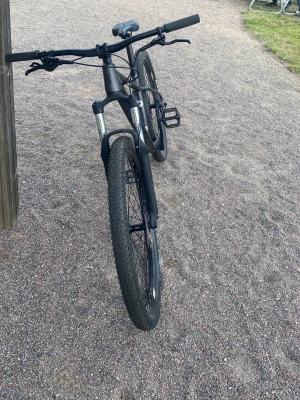 Svart mountainbike med Maxxis-däck - Säljer en svart mountainbike med grova Maxxis-däck, skivbromsar och framdämpad gaffel. Cykeln har sportig ram, raka styren och är perfekt för grusvägar och skogsstigar. Passar dig som gillar fart och äventyr på två hjul. Helt ny