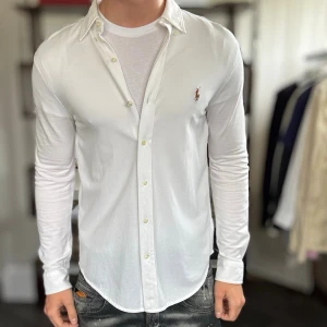 Ralph lauren skjorta - Mycket fint skick, inga defekter. Nypris ca 2000kr. Passar dig som är 180-190cm ungefär. Modellen är 185 cm, 75 kg. Alltid billigare pris vid köp av flera varor‼️🙌Svarar alltid på frågor eller funderingar! 