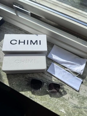 Chimi 04 Grey - Fina Chimi solglasögon som är i mycket fint skick, medföljer alla fodral/putsduk. Det enda som kan vara något negativt är att innerfodralet i fodralet har börjat släppa lite i limningen men inget som påverkar glasögonen (se sista bild). Skickas väl emballerat📦