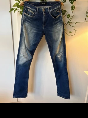 Blå replay hyperflex slim fit jeans med slitningar - Feta replay hyperflex jeans men riktigt nice fade och slitningar. Stl W29 L32. Dem är i mycket fint skick, frågor? Kom dm. allt gott, mvh Noah