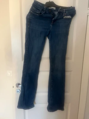 Zara bootcut jeans - Säljer mina bootcut jeans från Zara då de tyvärr blivit försmå. Storlek 38, midjemått 36 cm, innerbenslängd 79 cm. Medelhög midja och stretchigt material💞bara att höra av sig vid funderingar