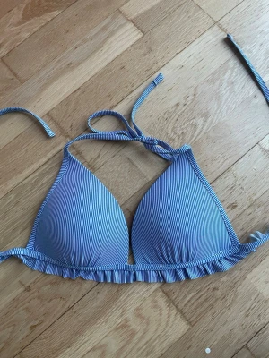 Blåvit randig bikiniöverdel Calzedonia - Supersöt bikiniöverdel från Calzedonia i ett blå vitt randigt mönster med volangkant nedtill. 💞💞🤗