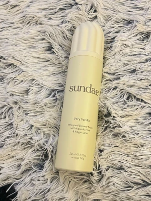 Sundae Very Vanilla duschskum - Whipped Shower Foam i doften Very Vanilla från Sundae. Använt endast 1 gång, ( insett att jag inte gillar vanilj lukt så mycket så därför säljer jag den ) nypris 189 kr 💖 