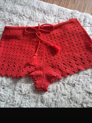 Röda virkade shorts med snörning - Säljer mina röda virkade shorts eftersom dom aldrig kom till användning. Inga deftekter och inga tecken på användning 