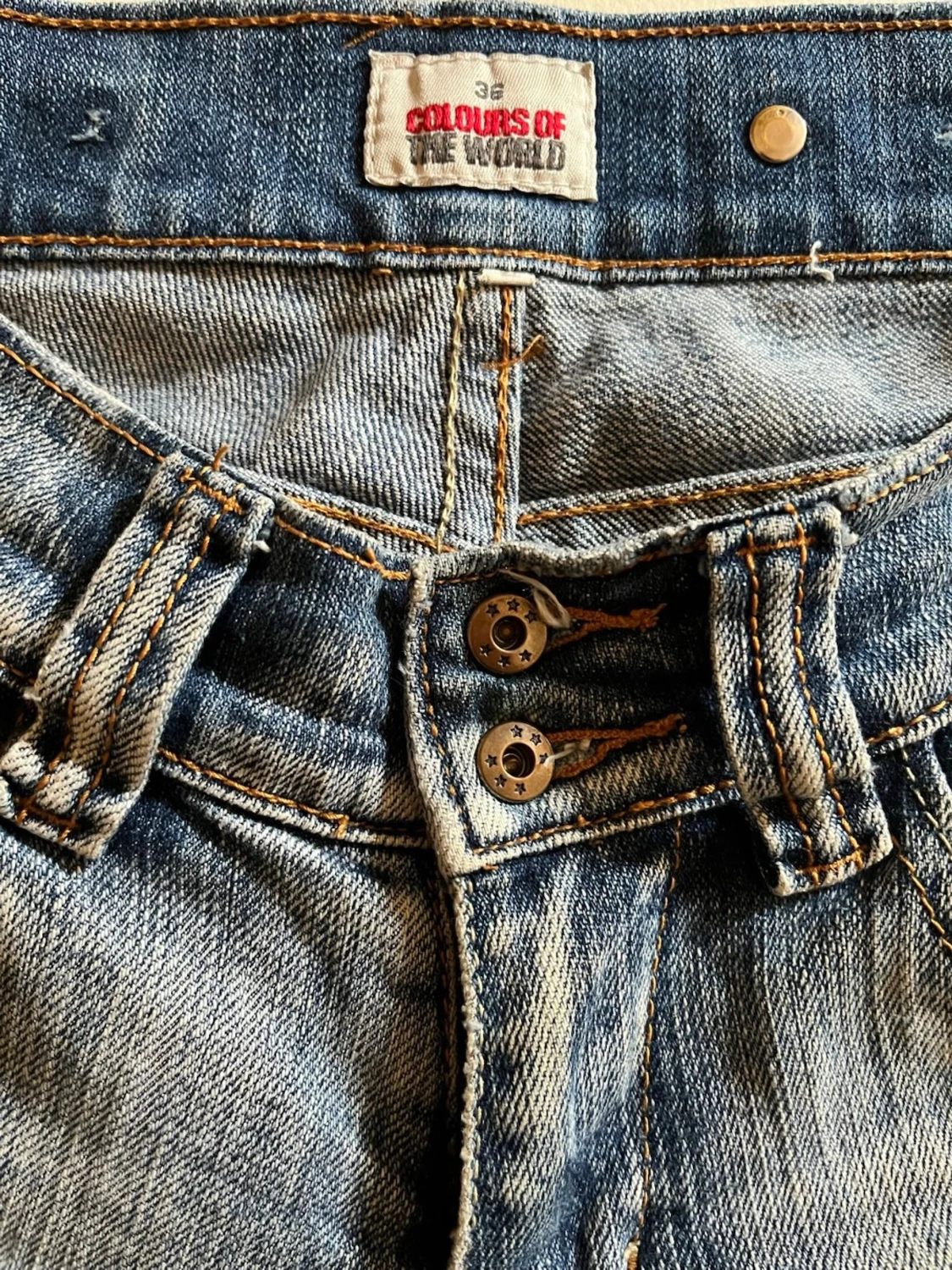 Blå bootcut jeans med patchdetaljer - 2
