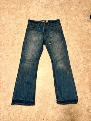 Bootcut Jeans - Snygga bootcut jeans med lite slitage. Passar mig som är ca 185cm.