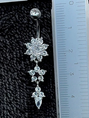NY oanvänd Navelpiercing med hänge | Kirurgiskt stål |  - 💕30% Bundle-rabatt vid köp av minst 2 artiklar. ⭐️NY oanvänd piercing i kirurgiskt stål; rostfritt och säkert för läkta piercingar.                               📏MÅTT ⭕️Stavens längd: 10mm ⭕️Stavens tjocklek: 1,6mm ⭕️Smyckets totala längd: 45mm                                                                         🤍Färger: Silver och vit                                                            💌Skickas spårbart via Plick SafePay.