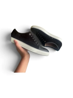 Lanvin dbb1 - * 🖤 Lanvin sneakers i svart mocka * ✨ Mycket fint skick * 📦 Originalkartong medföljer * 👟 Stilrena & bekväma * ✅ 100 % äkta * 🚚 Skickas snabbt * 💬 Skriv vid frågor eller om du vill ha fler bilder