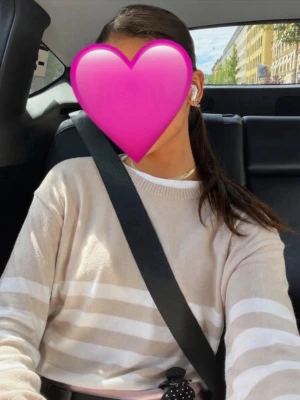 Cubus beige & vit tunnstickad randig tröja – Ny utan prislapp – S - Beige tunnstickad tröja från Cubus i storlek S med klassiska vita ränder. En tidlös modell som passar året runt och är enkel att matcha med jeans, linnebyxor eller kjol. Mjuk och skön kvalitet med en avslappnad men stilren passform.