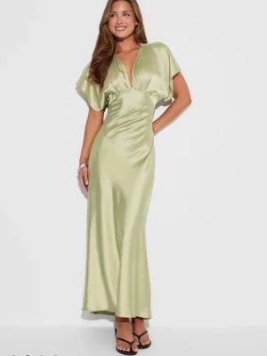 NY Gina tricot satin klänning XS  - Helt ny klänning med originaletikett kvar Jag köpte denna klänning  på Vinted, men upptäckte efter köpet att öglorna på ryggen för bandet har tagits bort hos skräddare. Detta framgick inte i den ursprungliga annonsen.  Klänningen är fortfarande helt ny och aldrig använd, men säljs vidare till någon som tycker om modellen även utan öglorna och bandet, eller som uppskattar passformen som den är nu. Köpte den mycket dyrare då det är en populär modell. 