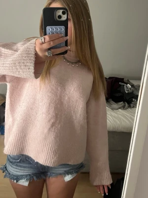 rosa stickad tröja - säljer en väl omhändertagen babyrosa stickad tröja ursprungligen från gina tricot, den har resårstickande muddar vid ärmarna, nederkanten och halsringninen. storlek xs/s!! 💗💓
