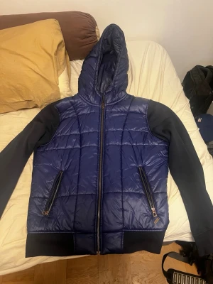 Hugo boss cardigan -  Hugo boss cardigan jacka i mycket bra skick, använt den knappt då jag glömt bort den och den inte passar. Pris ej hugget i sten så kom med bud. Först till kvarn! Storlek L men passar även M